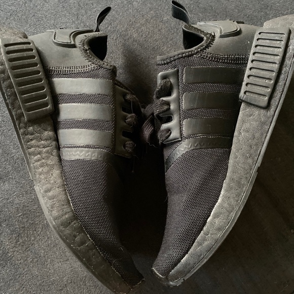 Adidas Originals NMD R1 J Black FW0397 Size 5 - Picture 1 of 5